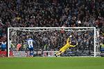 Brightons Solly March blev skurken, da han sendte sit spark fra 11-meter pletten langt over mål, så Victor Lindelöf kunne sende Manchester United i FA Cup-finalen. Foto: Glyn Kirk/Ritzau Scanpix