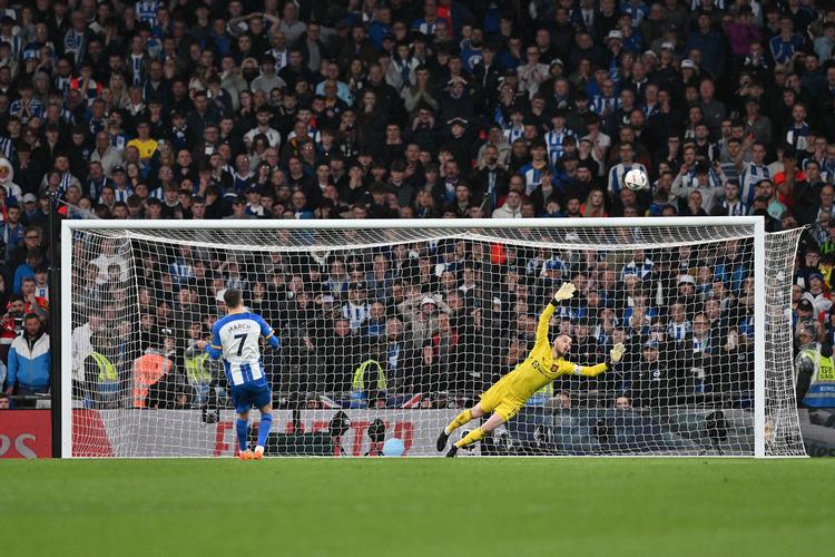 Brightons Solly March blev skurken, da han sendte sit spark fra 11-meter pletten langt over mål, så Victor Lindelöf kunne sende Manchester United i FA Cup-finalen. Foto: Glyn Kirk/Ritzau Scanpix