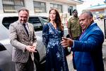 Vanuatus udenrigsminister, Jotham Napat, viser kronprinsesse Mary og Dan Jørgensen rundt. Foto: Ida Marie Odgaard/Ritzau Scanpix