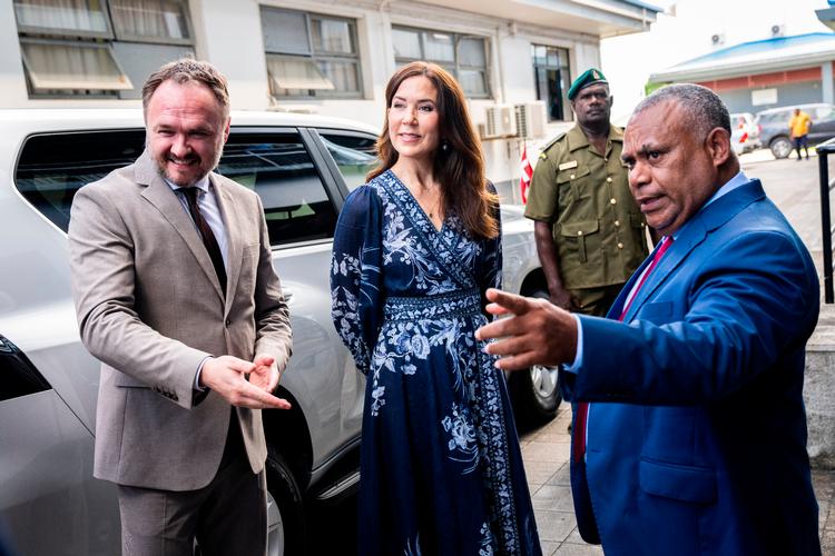 Vanuatus udenrigsminister, Jotham Napat, viser kronprinsesse Mary og Dan Jørgensen rundt. Foto: Ida Marie Odgaard/Ritzau Scanpix