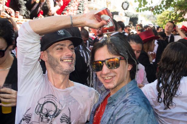 Øl i stride strømme under Queima das Fitas-festen i Coimbra i midten af maj måned 