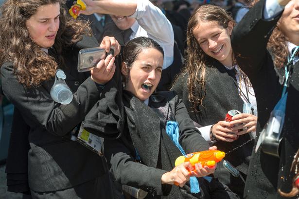 Der er øl i vandpistolerne under Coimbras Queima das Fitas fest i maj. 