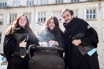 Under Queima das Fitas-festen i maj brænder de færdige kandidater symbolsk de farvede bånd, der viste, hvilket fag de studerede. 
