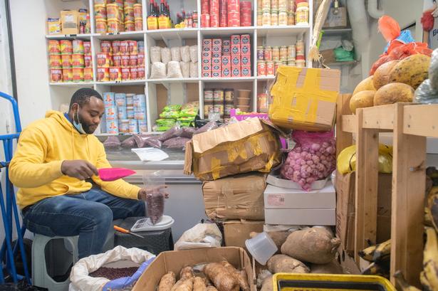 Michael Tounounga og Gerome Djeutcheus importerer
madvarer fra Vestafrika til butikken i minibydelen Petite Afrique Foto: Ove Rasmussen