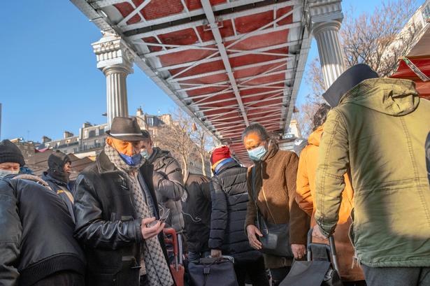 Onsdag og lørdag morgen er der marked under metroskinnerne på boulevard de la Chapelle. Foto: Ove Rasmussen