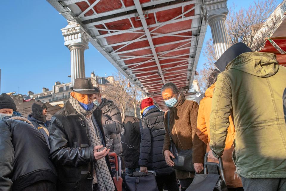 Onsdag og lørdag morgen er der marked under metroskinnerne på boulevard de la Chapelle. Foto: Ove Rasmussen
