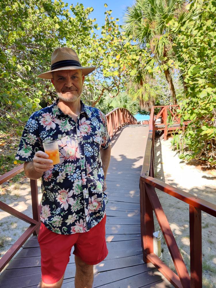 Den 55-årige statsansatte Steffen Tofteberg har ingen problemer med at iføre sig verdensmandsantræk, men han trives lige så godt på hjemmebane i København. Her står han ved en tegning han lavede på Jagtvej til Tour de France, inden feltet kom forbi i sommeren 2022. Privatfoto 