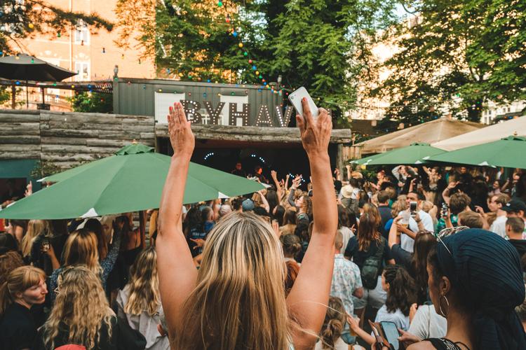 Fredag 28. april slår Pumpehusets Byhave portene op til en ny sæson med gratis koncerter. Foto: PR / Klara Løkke