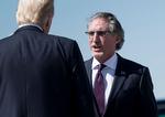 North Dakotas guvernør, Doug Burgum, fotograferet i 2017, da han mødte daværende præsident, Donald Trump.  Foto: Brendan Smialowski/Ritzau Scanpix