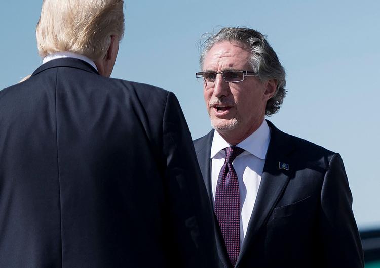 North Dakotas guvernør, Doug Burgum, fotograferet i 2017, da han mødte daværende præsident, Donald Trump.  Foto: Brendan Smialowski/Ritzau Scanpix