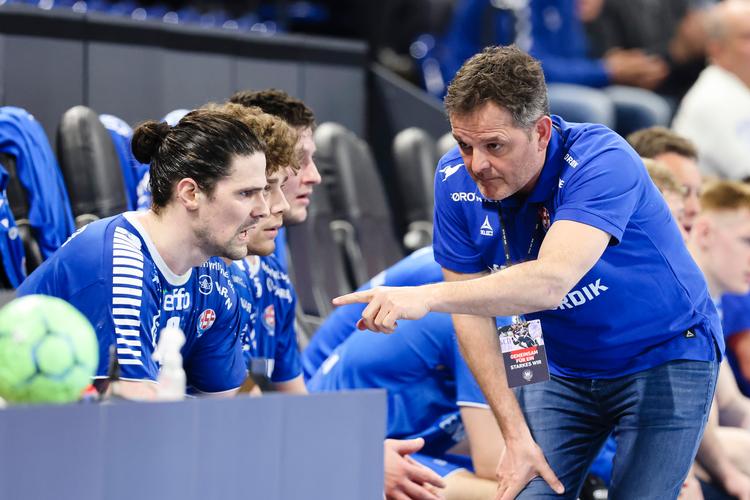 Peter Bredsdorff-Larsen har været landstræner på Færøerne siden 2021. Her giver han anvisninger til Rokur Akralid. Foto: Frank Molter/Ritzau Scanpix