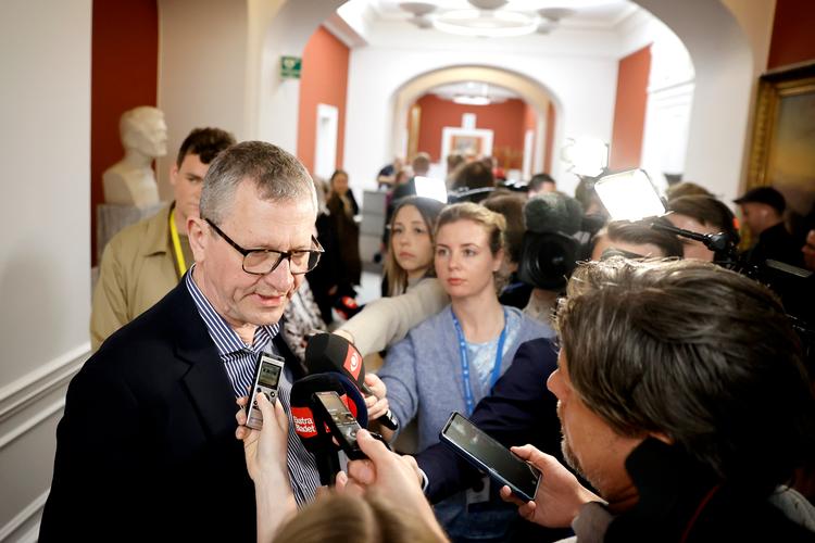 Gruppeformand Henrik Frandsen (M) svarede på spørgsmål om sin kontroversielle partifælle ifm. Moderaternes gruppemøde tirsdag.   Foto: Jens Dresling