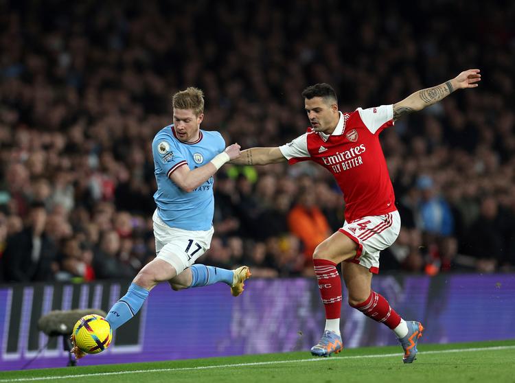 15. februar i år mødtes Arsenal og Manchester City i London, og da var City, her Kevin De Bruyne foran Granit Xhaka, bedst med bolden og sejrede 3-1. Foto: David Klein/Ritzau Scanpix