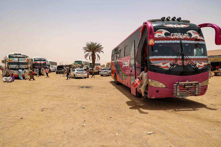 I weekenden begyndte en lang række lande at evakuere deres diplomater og statsborgere fra det konfliktramte Sudan. Foto: -/Ritzau Scanpix