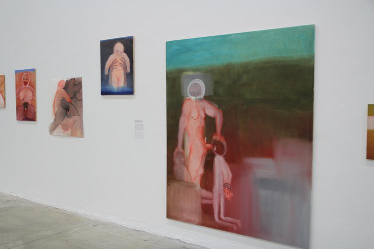 Ifølge den schweiziske kunstner Miriam Cahn skal værket 'fuck abstraction!' ikke forestille et barn, der udsættes for overgreb, men derimod illustrere overgreb og voldtægter begået af russiske soldater i Ukraine.  Når offeret er mindre end gerningsmanden, er det for at vise den undertryktes skrøbelighed, siger kunstneren. Foto: Tine Kirkensgaard Hansen