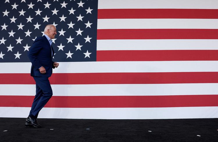  Joe Biden i sit karakteristiske løb ind på scenen. Her i sommeren 2021. Foto: Evelyn Hockstein/Ritzau Scanpix