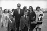 Harry Belafonte var forkæmper for sortes rettigheder i USA. Her ses han fire dage efter mordet på borgerrettighedsforkæmperen Martin Luther King med hans enke, Coretta King, og tre af deres børn.   Foto: Anonymous/Ritzau Scanpix