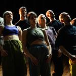 Frem med brystkassen og af sted i en vuggende og bølgende bevægelse. Danserne i 'Sound of Five' er i stødet til en gang polyrytmik.  Foto: Søren Meisner