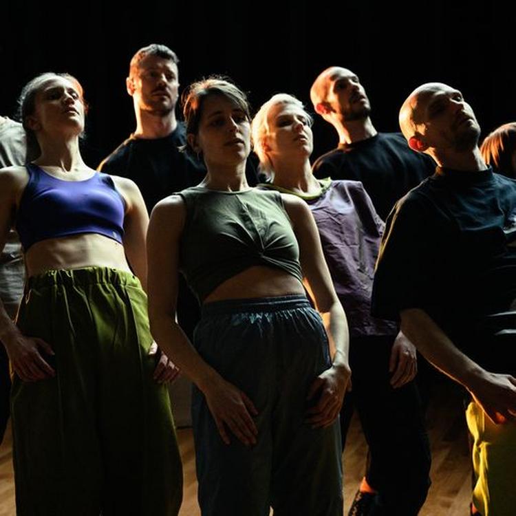 Frem med brystkassen og af sted i en vuggende og bølgende bevægelse. Danserne i 'Sound of Five' er i stødet til en gang polyrytmik.  Foto: Søren Meisner