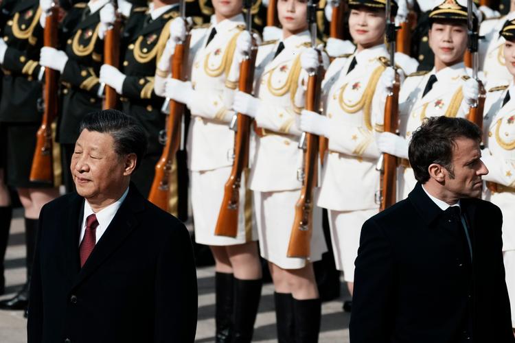 Frankrigs Emmanuel Macron var for nylig i Kina for at mødes med præsidentkollega Xi Jinping og vakte bestyrtelse med en udtalelse om, at Europa ikke skal blande sig i en strid over Taiwan. For den holdning deler man for eksempel ikke i EU-toppen. Foto: Thibault Camus/Ritzau Scanpix