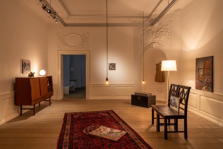 Den ultrateatralske totalinstallation ser på en gang indbydende og dystert hemmelighedsfuld ud.  Foto: David Stjernholm