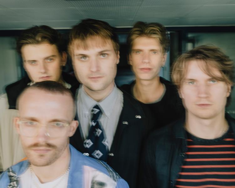Der er god kemi og popstjerneenergi, når Zar Paulo slår vingerne ud på deres debutalbum. Foto: Jens Hartmann