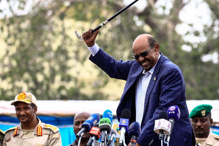 Sudans tidligere mangeårige præsident Omar al-Bashir, som kræves retsforfulgt ved Den Internationale Straffedomstol (ICC) i Haag, er blevet overflyttet fra et fængsel til et militærhospital i landets hovedstad, Khartoum. Arkivfoto:  Ashraf Shazly