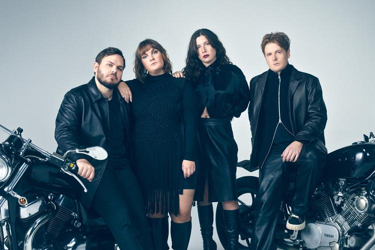 Ganger, alias Mille Mejer Djernæs Christensen, Ninna Lundberg, Andreas Campbell, og Thomas Bach Skaarup, skruer på deres tredje album, 'Pisk', op for intensiteten. Foto: Andreas Omvik