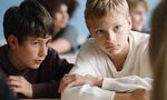 I 'Close' går Lukas Dhont helt tæt på drengene Remi (Gustav De Waele) og Leo (Eden Dambrine), der er nære venner. Lige indtil skolekammeraterne begynder at drille dem med deres venskab.  