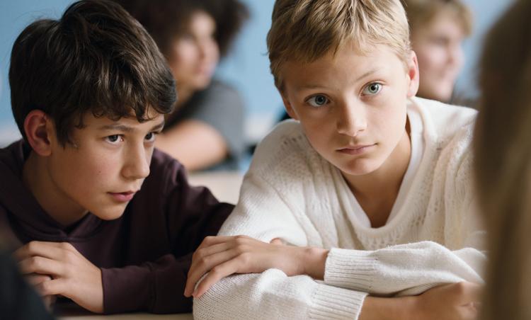 I 'Close' går Lukas Dhont helt tæt på drengene Remi (Gustav De Waele) og Leo (Eden Dambrine), der er nære venner. Lige indtil skolekammeraterne begynder at drille dem med deres venskab.  