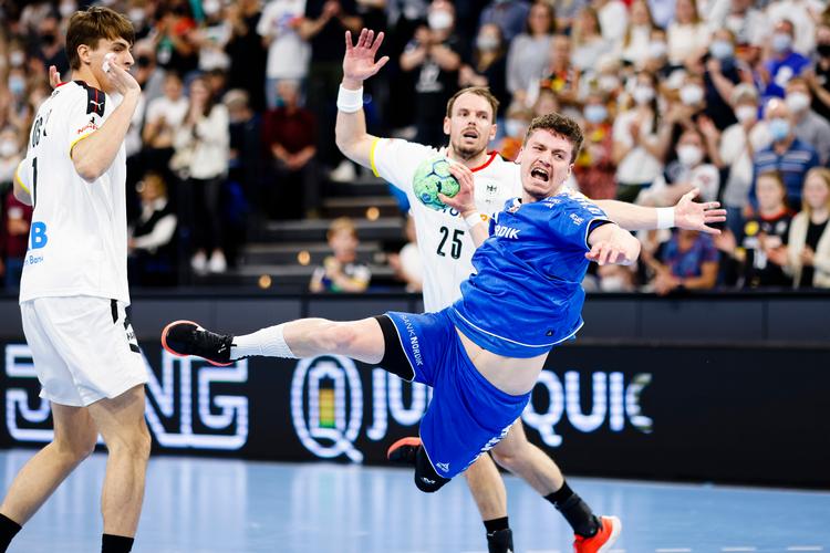  Elias Ellefsen a Skipagøtu, der her ses her i en tidligere kamp mod Tyskland, er et af de store talenter på Færøernes landshold. Han skal i næste sæson spille for storklubben THW Kiel. Mod Ukraine scorede han hele 13 gange. Foto: Frank Molter/Ritzau Scanpix