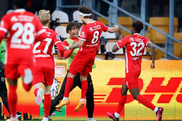 Jublen var enorm, da Emiliano Marcondes scorede på straffespark til 3-2, så FC Nordsjælland vandt det første af to semifinaleopgør mod FC København. Foto: Jens Dresling