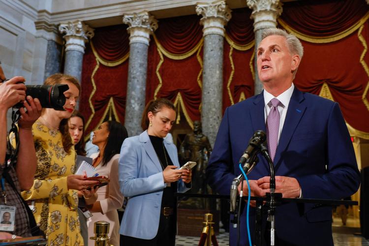 Der venter nu formanden for Repræsentanternes Hus, republikaneren Kevin McCarthy, noget af en opgave at få demokraterne til at nikke ja til en udgave af forslaget, som ikke samtidig får de mest konservative republikanere til at stemme nej. Foto: Tasos Katopodis/Ritzau Scanpix