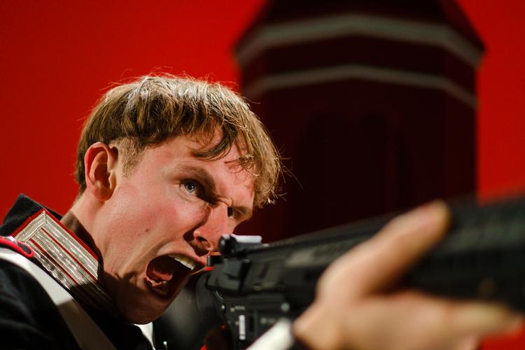 At det er soldater i Livgarden, der skal legemliggøre tidens spørgsmål om alt fra klima til køn og race, giver stykket yderligere et satirisk præg. Foto: Rumle Skafte