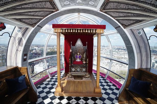 Bliv kronet selv i London Eye, som har lavet en kopi af Westminster Abbey med kroningsstolen og kronen i en af gondolerne.  Foto: Jordan Pettitt/Ritzau Scanpix