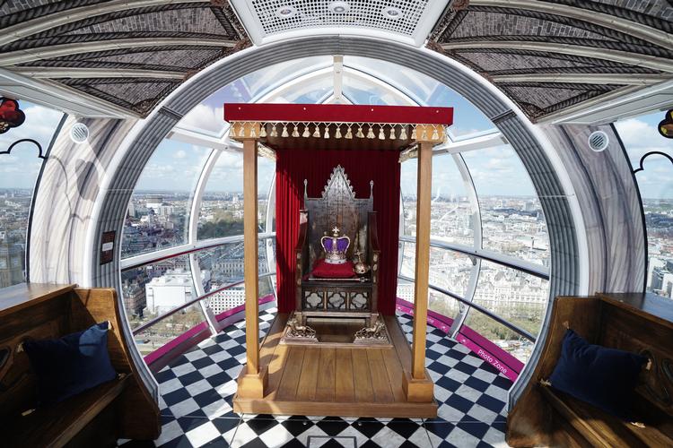 Bliv kronet selv i London Eye, som har lavet en kopi af Westminster Abbey med kroningsstolen og kronen i en af gondolerne.  Foto: Jordan Pettitt/Ritzau Scanpix