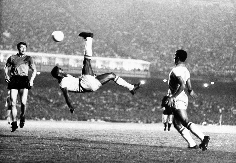 Mens unge måske vil kalde Lionel Messi for den bedste fodboldspiller nogensinde, står brasilianske Pelé for ældre generationer stadig som spillets ypperste udøver. Foto: Uncredited/Ritzau Scanpix