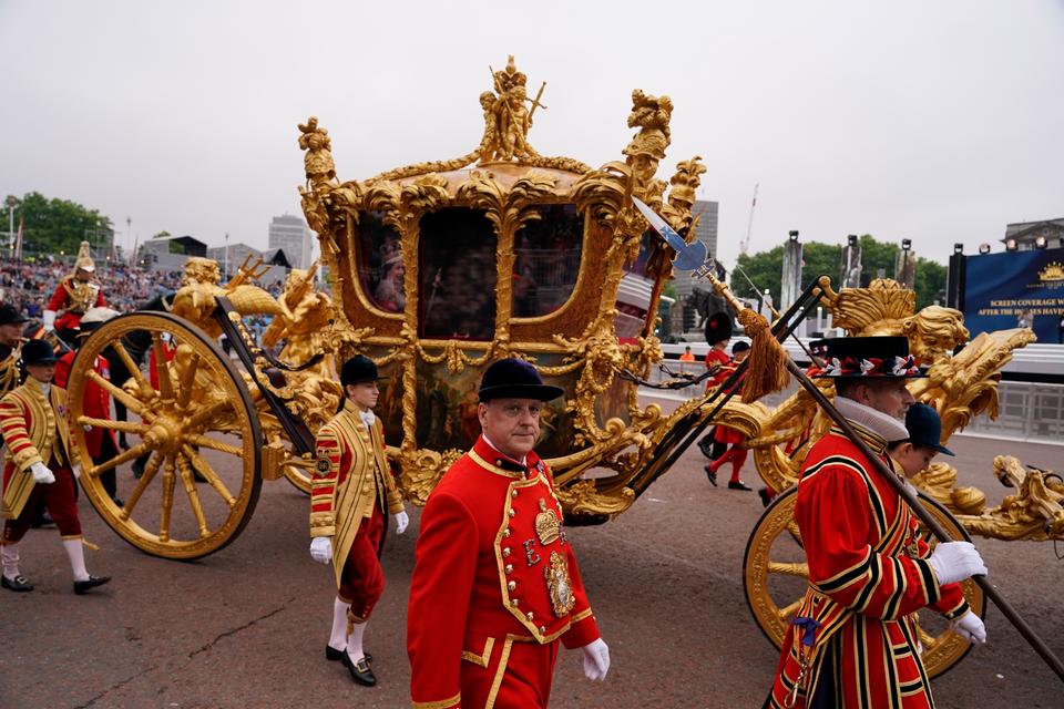 Guldkareten, som blev brugt til at markere  dronning Elizabeth II og 70 år på tronen i sommeren 2022, skal også fragte kong Charles og dronning Camilla til Westminster til kroningen. Foto: Alberto Pezzali/Ritzau Scanpix