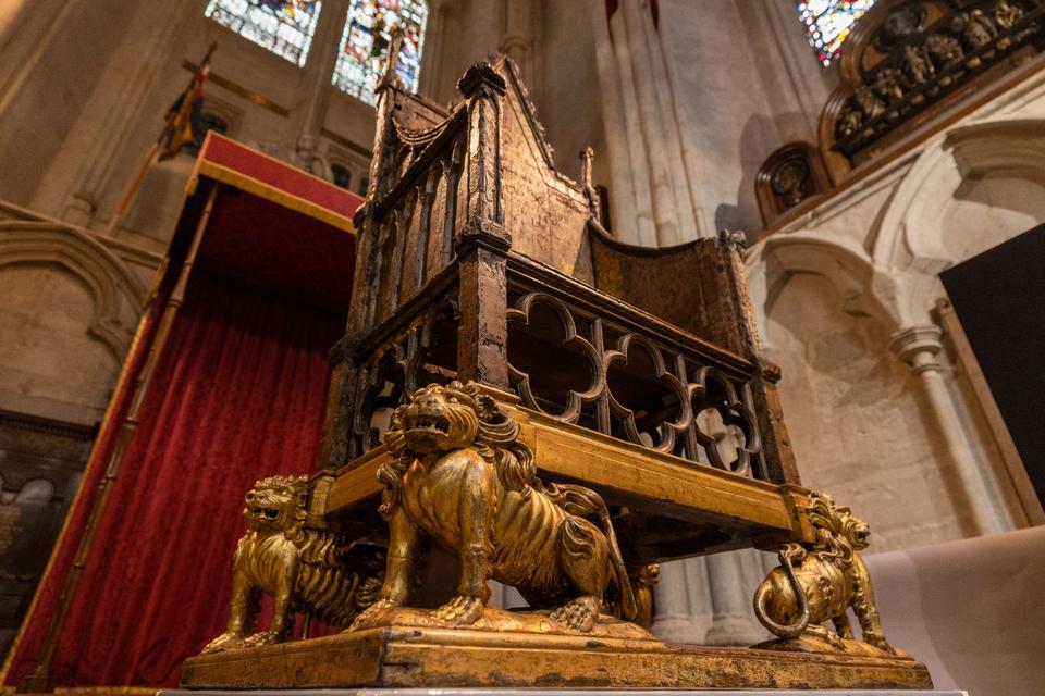 Kroningsstolen, der har været i anvendelse siden 1066. King Charles III bliver regerende monark nummer 40, der får guldkronen på her.  Foto: Pool/Ritzau Scanpix