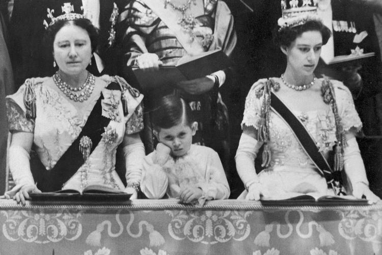 Det er 70 år siden Charles III (mf) sidste gang var til kroning i Westminster Abbey, da hans mor Elizabeth II (th) blev dronning af Storbritannien. Forhåbentligt bliver det sjovere på lørdag.  Foto: -/Ritzau Scanpix