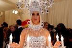 På Kensington Palace kan man på 'Crown to couture' se sangeren Katy Perry outfit - her fotograferet ved Metropolitan Museums Met i New York i  2019. Foto: Mario Anzuoni/Ritzau Scanpix