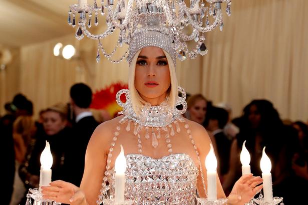 På Kensington Palace kan man på 'Crown to couture' se sangeren Katy Perry outfit - her fotograferet ved Metropolitan Museums Met i New York i  2019. Foto: Mario Anzuoni/Ritzau Scanpix