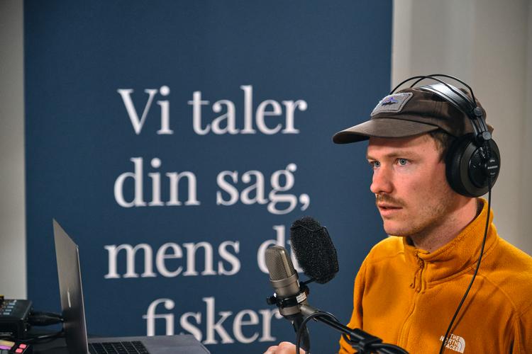 Anders Worre er som vært på podcasten 'Knæk &amp; Bræk' glimrende til at gøre en fortælling om laksefiskeri spændende og nærværende, selv om lytteren ikke kommer med ud til vandet. Foto: Christian Flinker