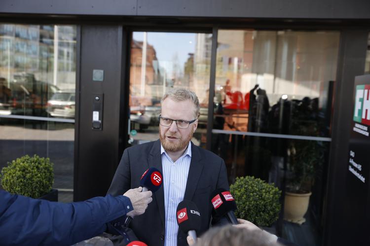 Morten Skov Christiansen, næstformand i FH, briefer pressen efter hastemødet i FH's forretningsudvalg fredag morgen. Foto: Jens Dresling