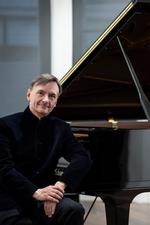 Med pianisten Stephen Hough ved flyglet får man Mompous skrøbelige musik spillet til perfektion. Foto: PR-foto