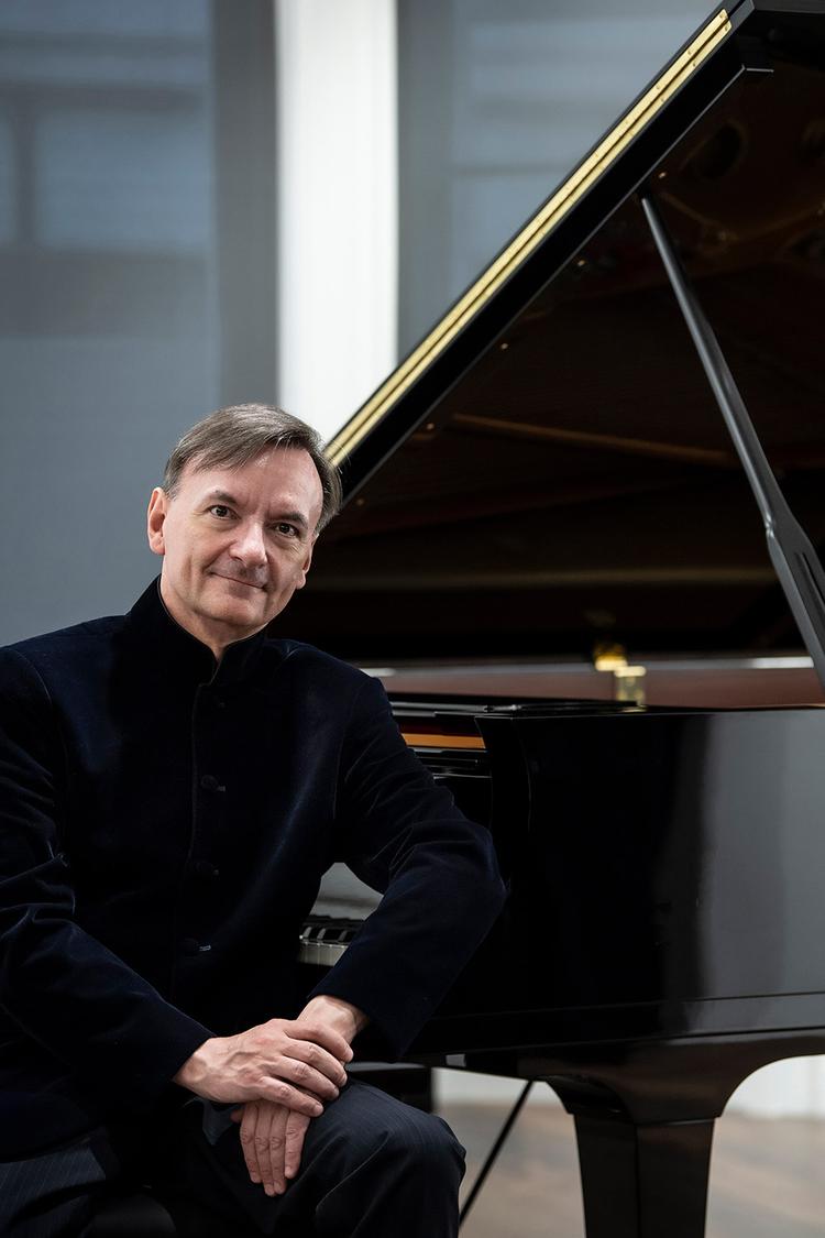 Med pianisten Stephen Hough ved flyglet får man Mompous skrøbelige musik spillet til perfektion. Foto: PR-foto