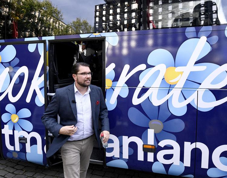»10 kroner lavere pris ved benzintanken efter valget«, lovede Sverigesdemokraternas leder, Jimmie Åkesson, på sine populære torvemøder. Det var et valgløfte, der gik hjem hos de mange, der bor uden for storbyerne og lider under de høje svenske benzinpriser.   Foto: Tt News Agency/Ritzau Scanpix