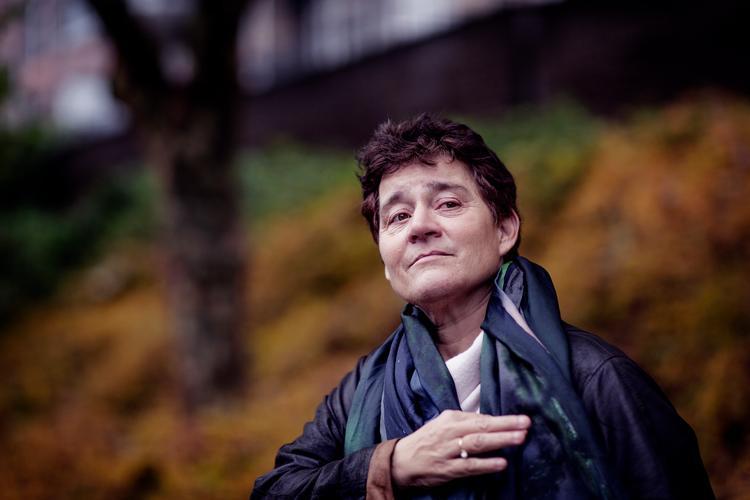 Cirka en gang om måneden kører professor og overlæge i psykiatri Merete Nordentoft med psykiatriambulancen. Hun kaldes ofte ud til borgere på bosteder. Foto: Miriam Dalsgaard