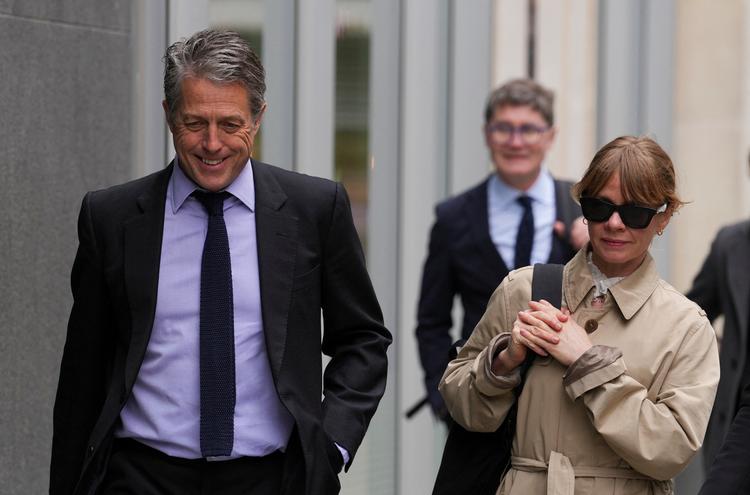 Hugh Grant på vej ind i højesteret i London, hvor prins Harrys retssag mod britisk tabloidpresse kører. Ifølge skuespilleren har The Sun bestilt indbrud for at finde stof om hans privatliv.  REUTERS/Maja Smiejkowska Foto: Maja Smiejkowska/Ritzau Scanpix