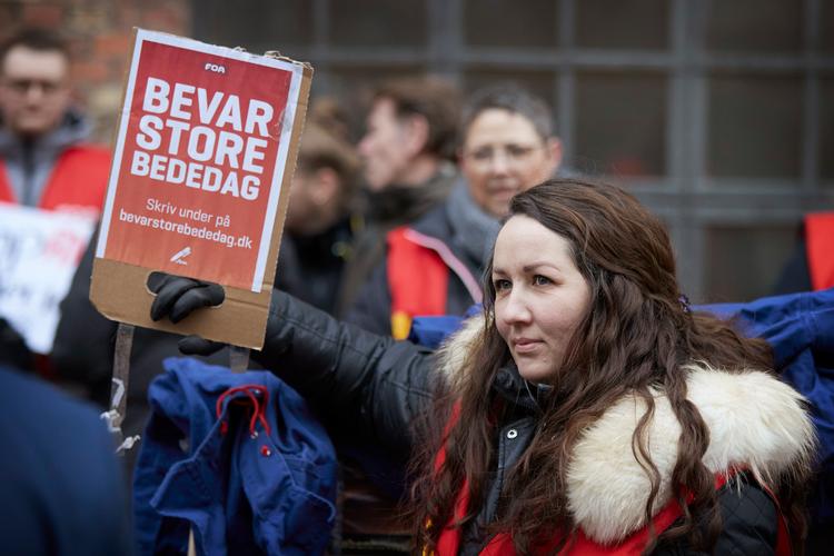 Selv om mange demonstrerede mod afskaffelsen af store bededag, skal protesterne ikke ses som udtryk for, at danskerne er forkælede og ikke gider arbejde. For den løbende forhøjede pensionsalder betyder mange flere arbejdstimer, end den ene dag giver, viser nye beregninger.   Arkivfoto Jens Dresling